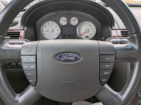 Used 2005 Ford Five Hundred Limited image 18