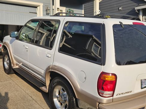 Used 2000 Ford Explorer Eddie Bauer AWD/4WD image 4