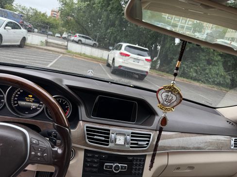 Used 2014 Mercedes-Benz E 350 4MATIC Sedan image 2