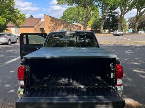 Used 2018 Toyota Tacoma TRD Off-Road AWD/4WD image 4