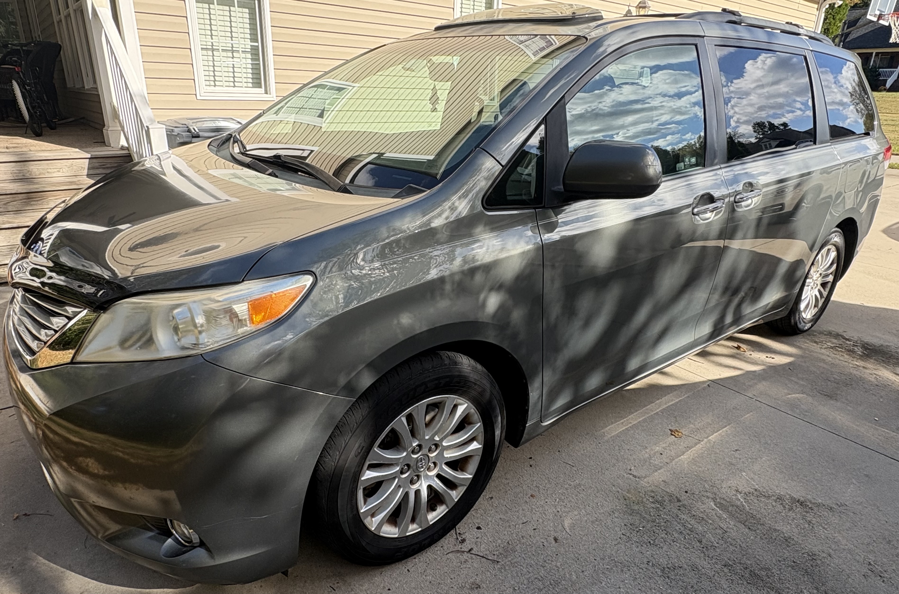 Used 2011 Toyota Sienna XLE FWD image 1