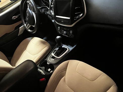 Used 2017 Jeep Cherokee Latitude w/ Comfort & Sound Group FWD image 18