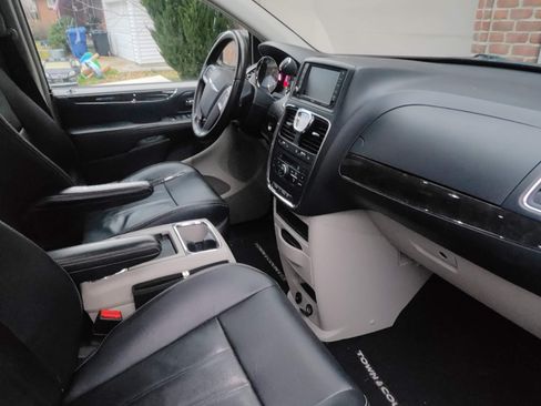 Used 2014 Chrysler Town & Country Touring image 15