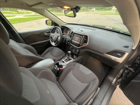 Used 2016 Jeep Cherokee Latitude w/ Cold Weather Group AWD/4WD image 9