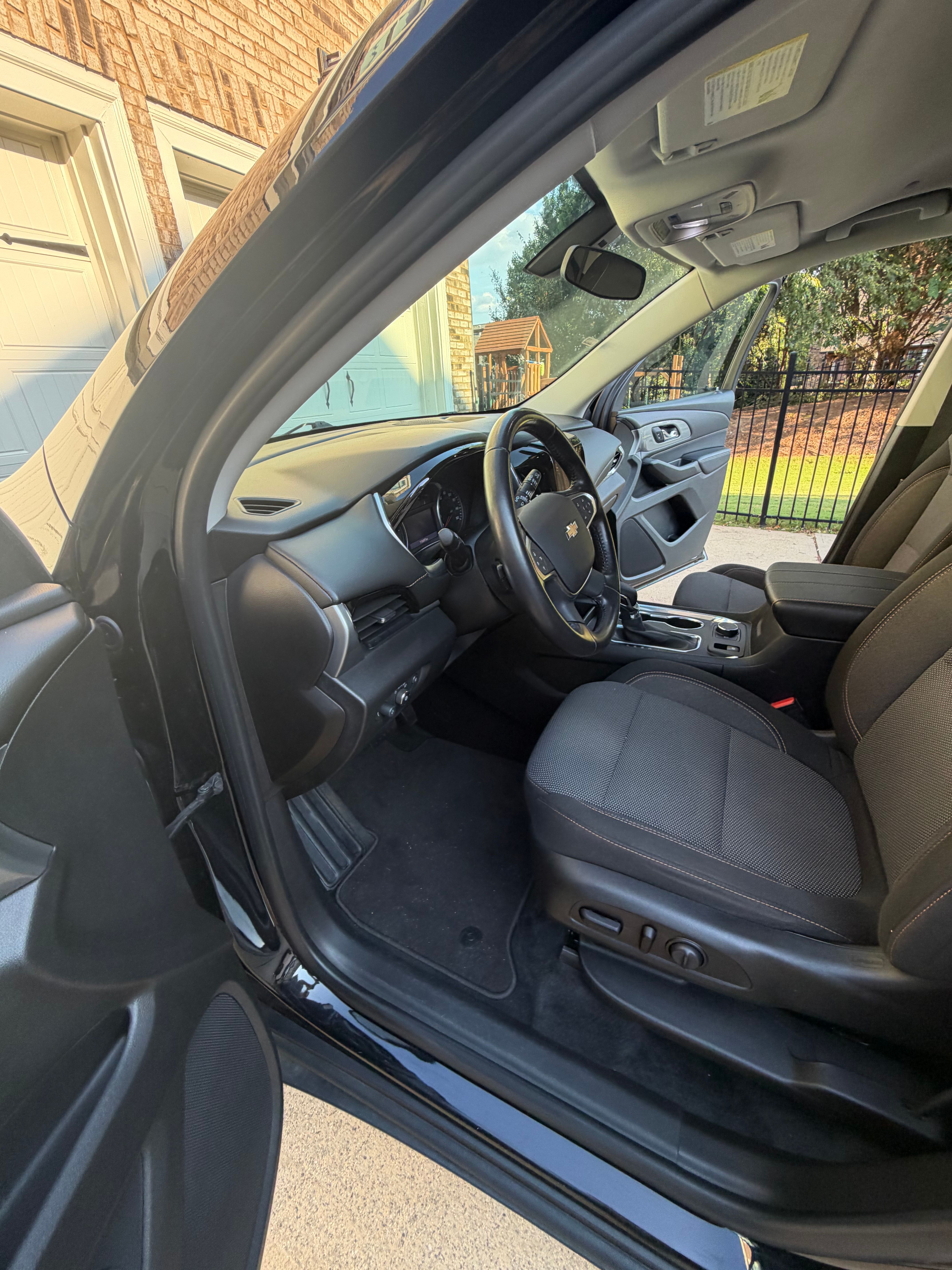 Used 2021 Chevrolet Traverse LT FWD image 21