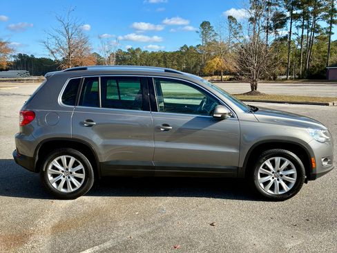 Used 2010 Volkswagen Tiguan SE image 13