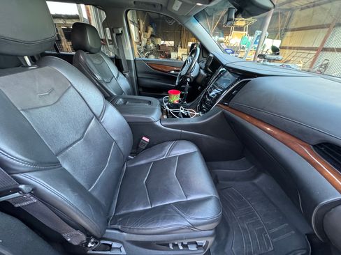 Used 2017 Cadillac Escalade ESV Luxury image 8