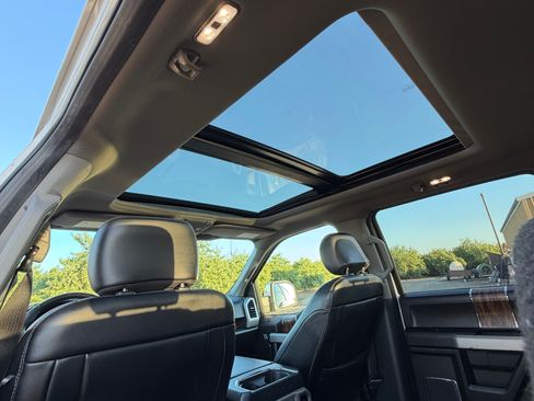 Used 2019 Ford F150 Lariat w/ Equipment Group 502A Luxury AWD/4WD image 9