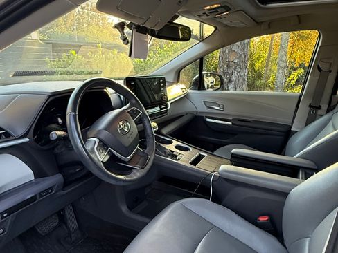 Used 2022 Toyota Sienna XLE image 15