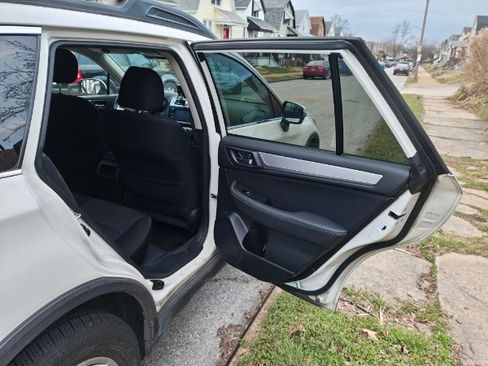 Used 2017 Subaru Outback 2.5i Premium image 12