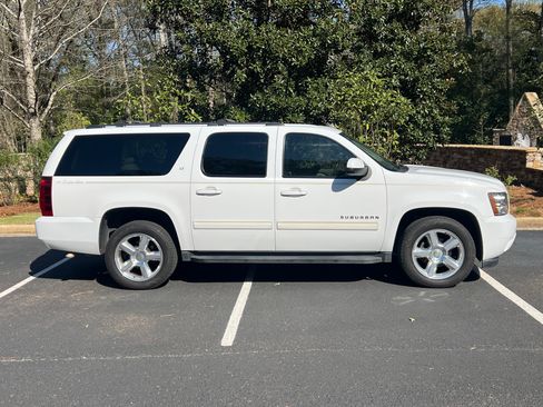 Used 2009 Chevrolet Suburban LT image 2