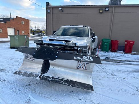 Used 2021 GMC Sierra 3500 SLE w/ SLE Value Package image 9