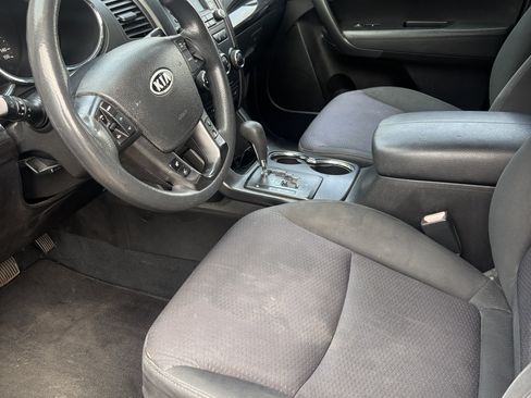 Used 2011 Kia Sorento LX w/ Convenience Pkg image 10