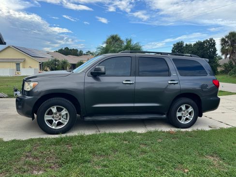 Used 2013 Toyota Sequoia SR5 RWD image 2
