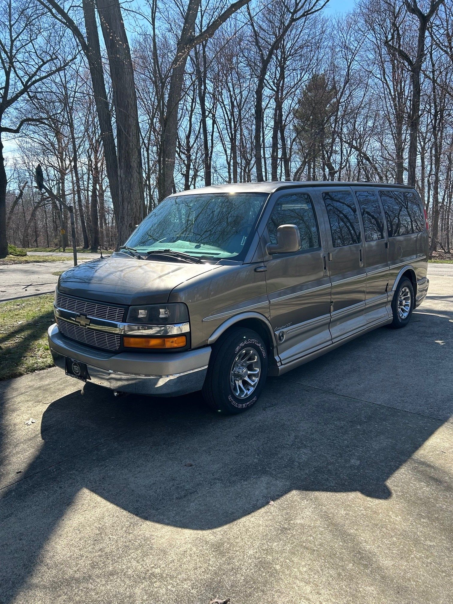 Used 2006 Chevrolet Express 1500 w/ Preferred Equipment Group RWD image 1