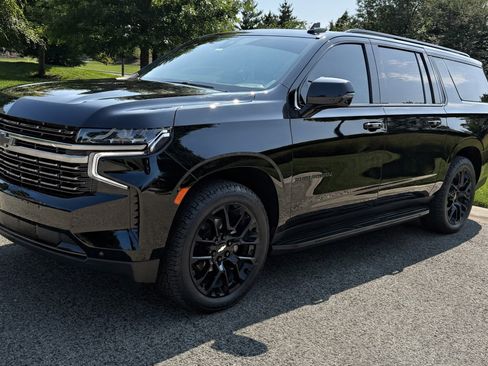 Used 2022 Chevrolet Suburban RST w/ Sport Performance Package AWD/4WD image 2