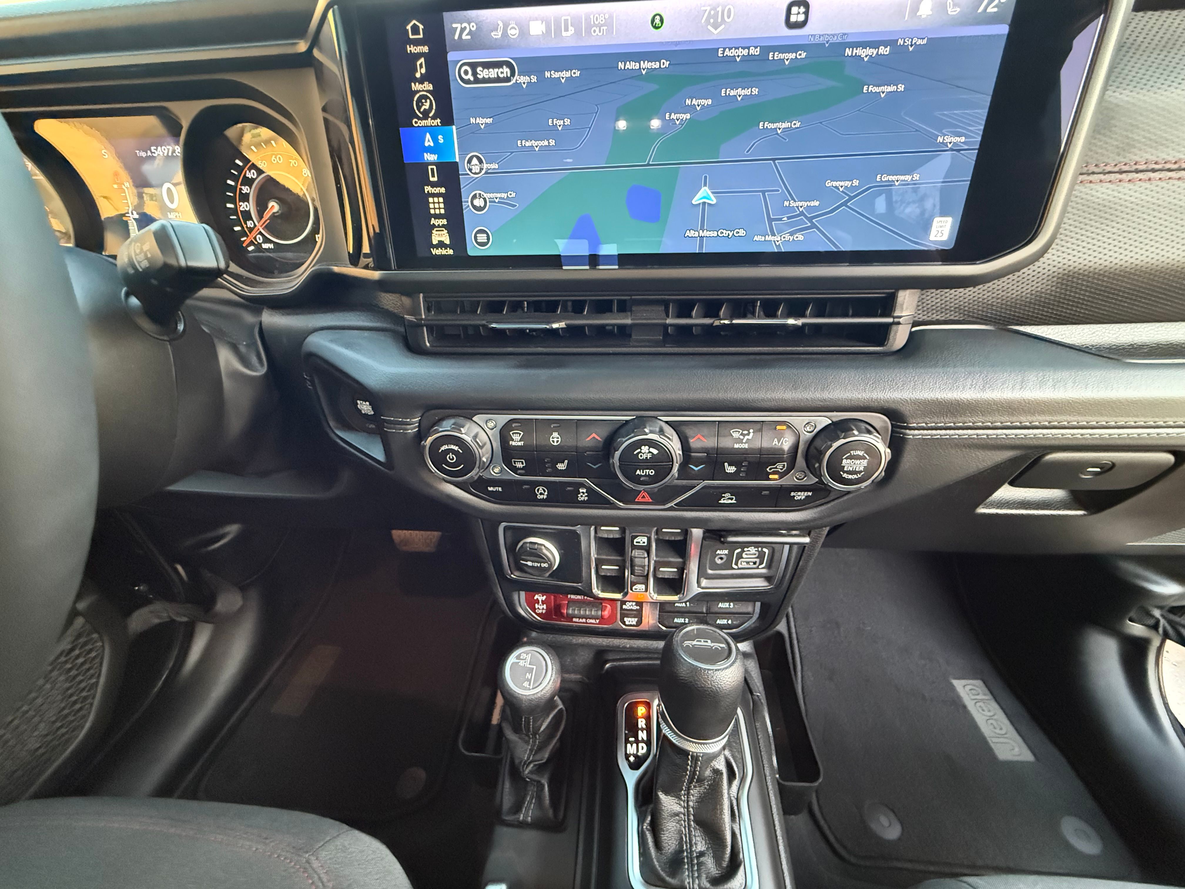 Used 2024 Jeep Gladiator Rubicon w/ Technology Group AWD/4WD image 14