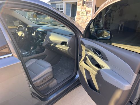 Used 2021 Chevrolet Traverse LT image 16