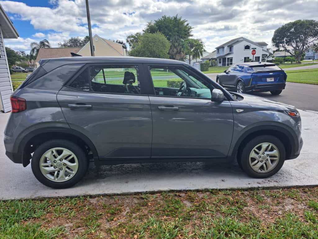 Used 2021 Hyundai Venue SE FWD image 4