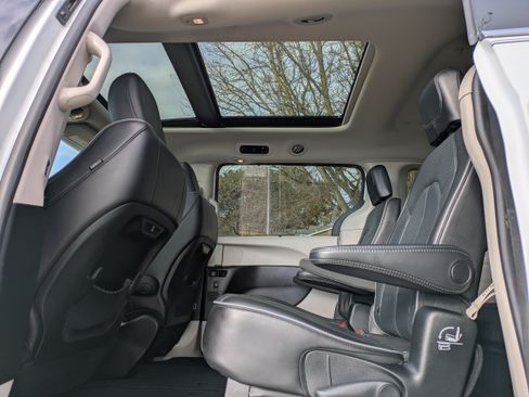 Used 2019 Chrysler Pacifica Limited image 18