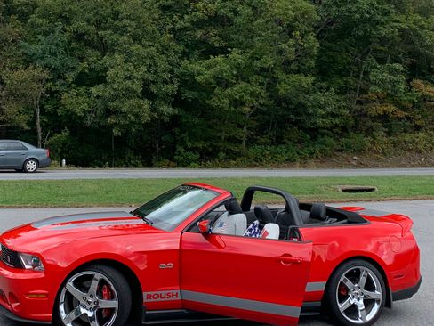 Used 2011 Ford Mustang GT Premium w/ Security Pkg image 2