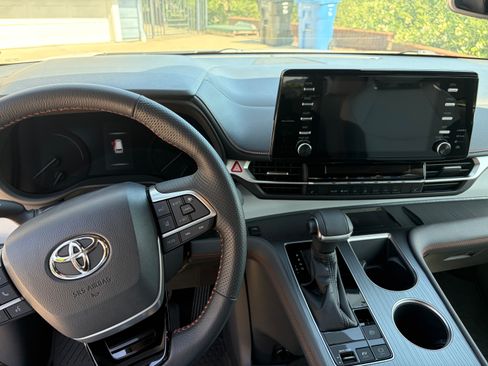 Used 2022 Toyota Sienna XSE w/ XSE Plus Package AWD/4WD image 13