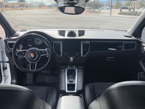 Used 2018 Porsche Macan S image 11