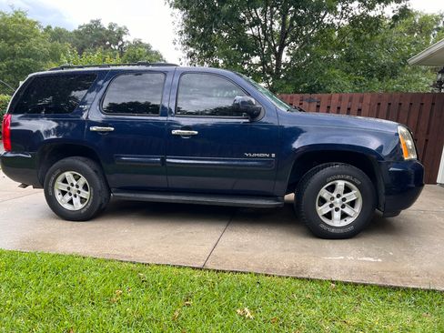 Used 2008 GMC Yukon SLT w/ SLT Preferred Equipment Group image 1