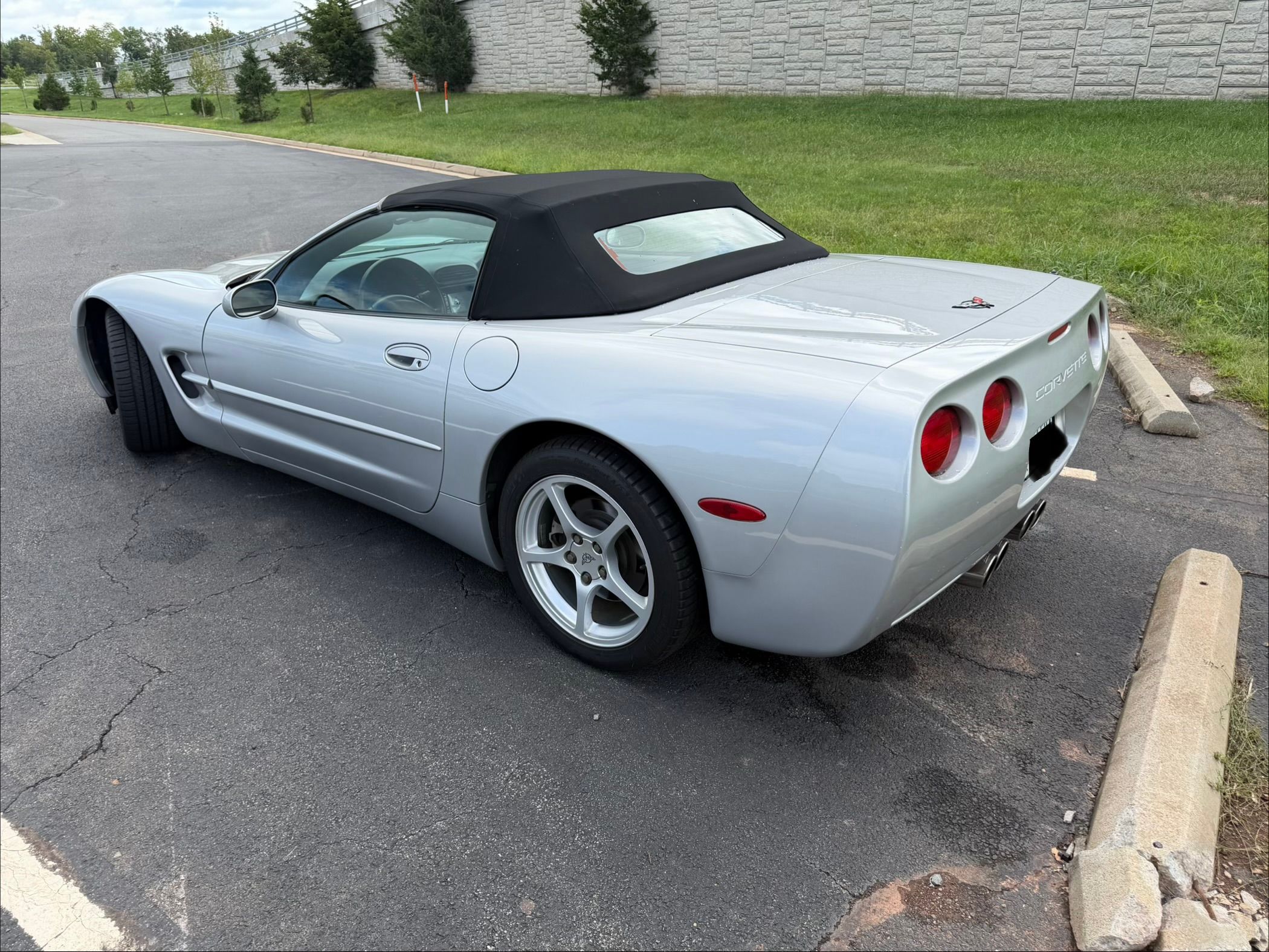 Used 2000 Chevrolet Corvette Convertible w/ Performance Handling Pkg RWD image 1