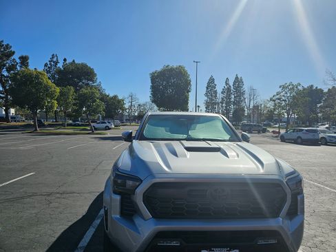 Used 2024 Toyota Tacoma TRD Sport w/ TRD Sport Upgrade Package image 5