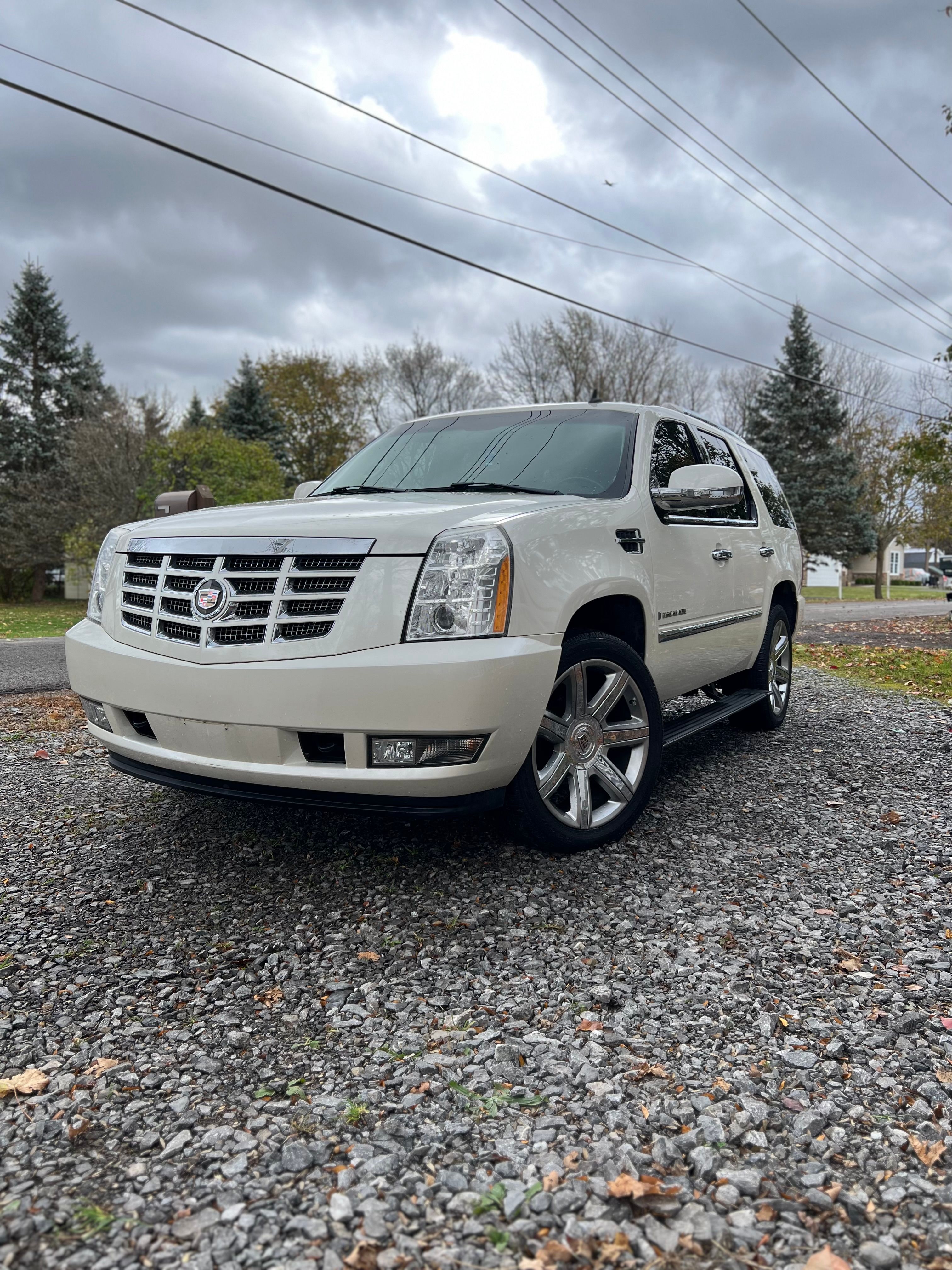 Used 2007 Cadillac Escalade AWD w/ Information Package image 4