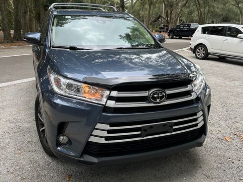 Used 2017 Toyota Highlander XLE image 2