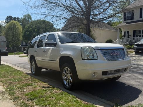 Used 2013 GMC Yukon Denali image 2