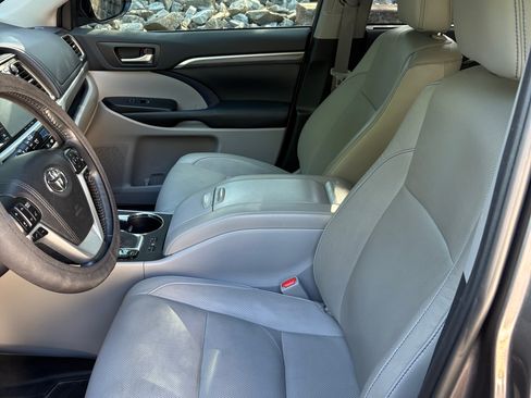 Used 2019 Toyota Highlander Limited Platinum FWD image 11