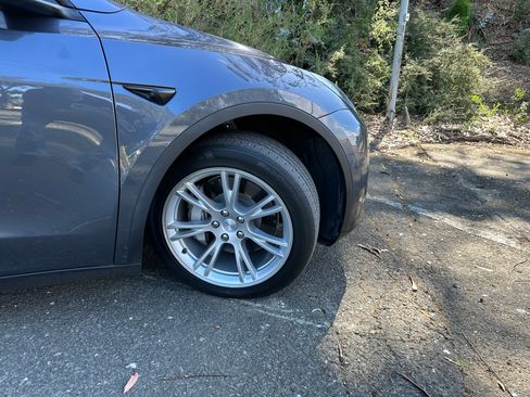 Used 2021 Tesla Model Y Long Range image 10