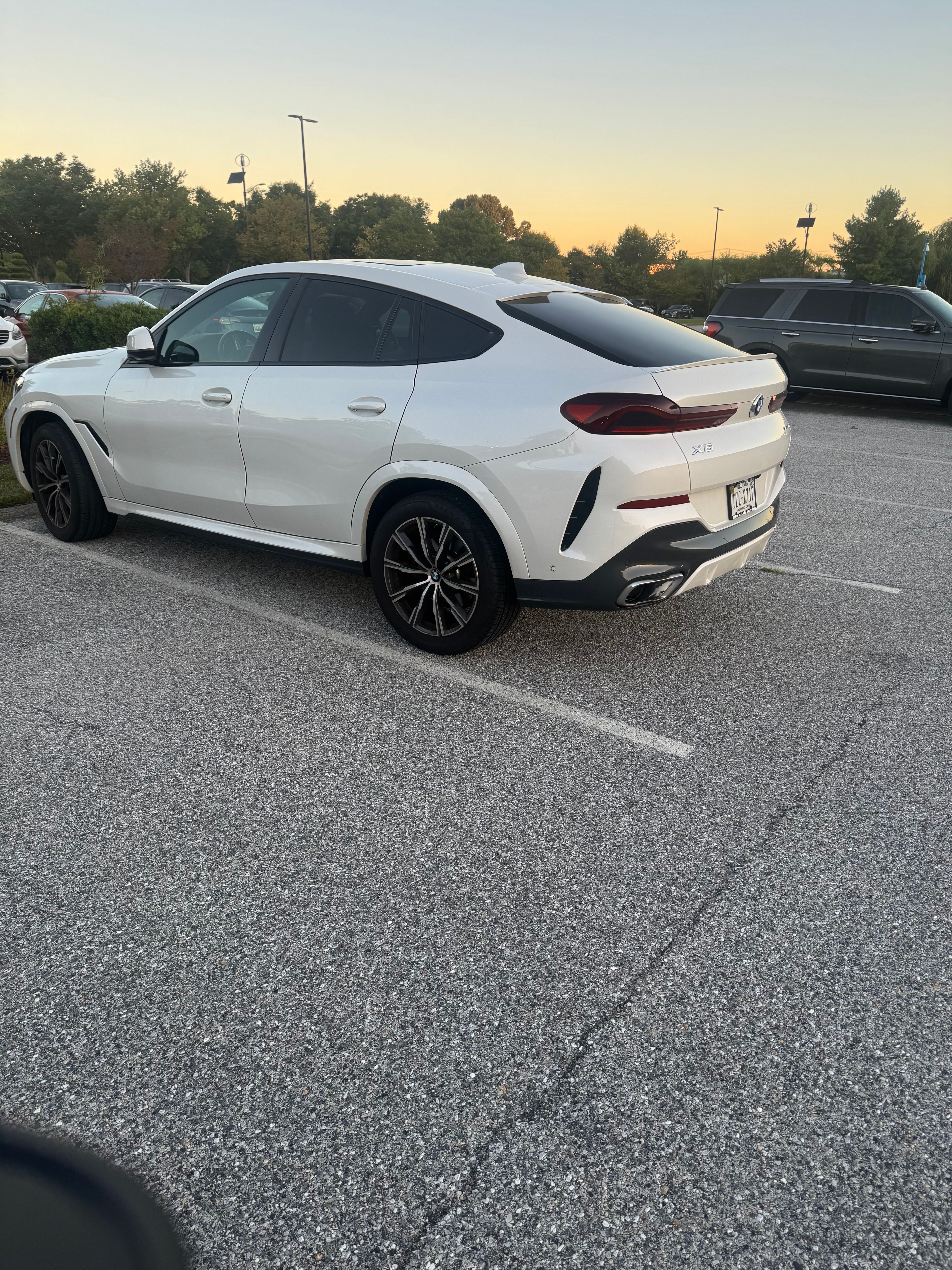 Used 2022 BMW X6 xDrive40i w/ M Sport Package AWD/4WD image 1