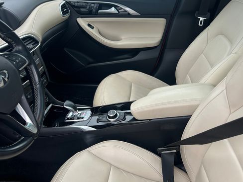 Used 2018 INFINITI QX30 Premium image 11