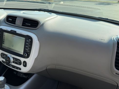 Used 2016 Kia Soul EV + FWD image 23
