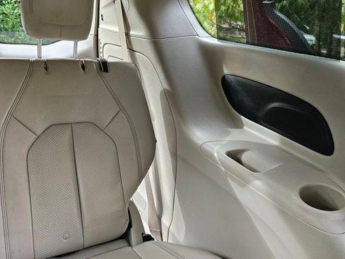 Used 2018 Chrysler Pacifica Touring-L image 14