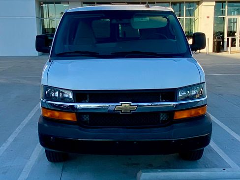 Used 2018 Chevrolet Express 2500 Extended Van 3D image 5