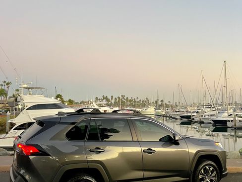 Used 2022 Toyota RAV4 XLE Premium image 2