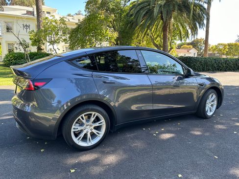 Used 2021 Tesla Model Y Long Range image 11