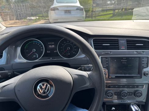 Used 2016 Volkswagen e-Golf SE w/ DC Fast Charging Package image 8