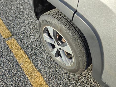 Used 2019 Jeep Cherokee Limited image 29