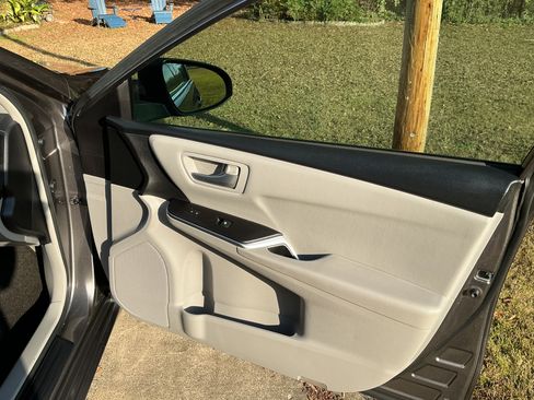 Used 2016 Toyota Camry LE image 13