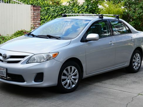 Used 2012 Toyota Corolla LE w/ Preferred Accessory Pkg FWD image 2
