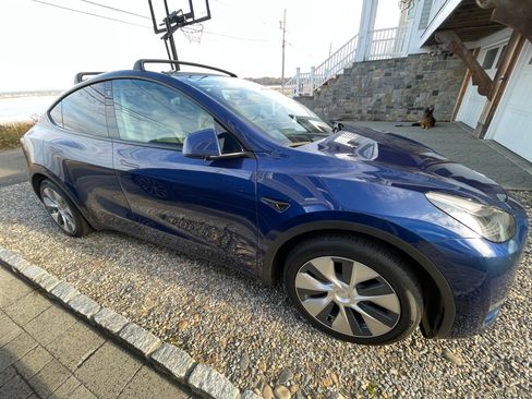 Used 2022 Tesla Model Y Long Range image 8