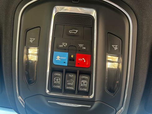 Used 2024 Jeep Grand Cherokee Limited w/ Luxury Tech Group II AWD/4WD image 24