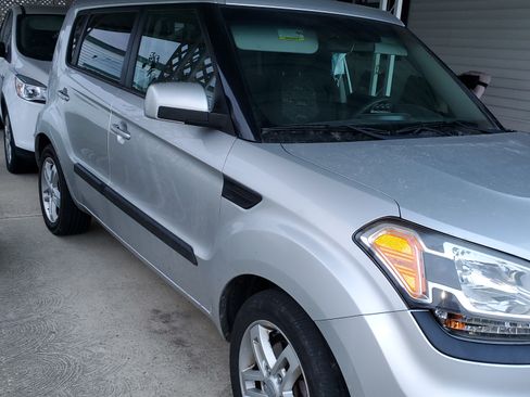 Used 2011 Kia Soul + image 2