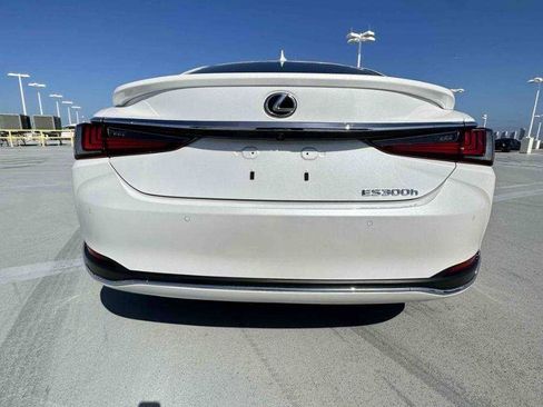 Used 2025 Lexus ES 300h w/ Premium Package image 8